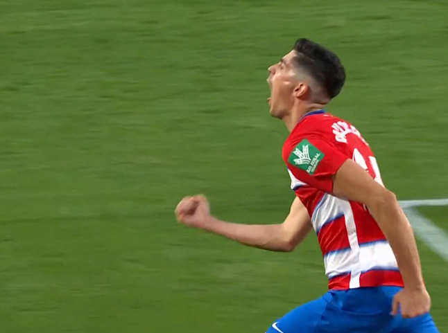 香港队艰难逆转,全队庆祝胜利,球员兴奋 香港队艰难逆转,全队庆祝胜利,球员兴奋