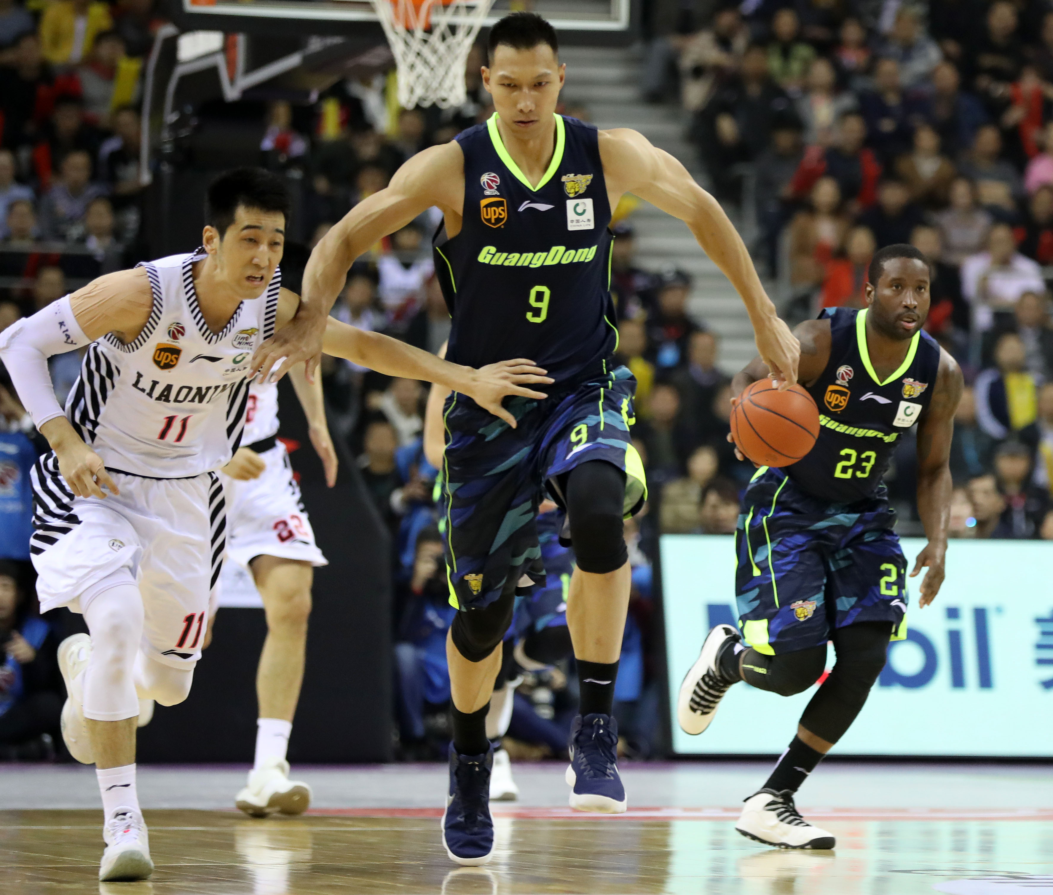 体育项目瞬息万变，观众目不转睛