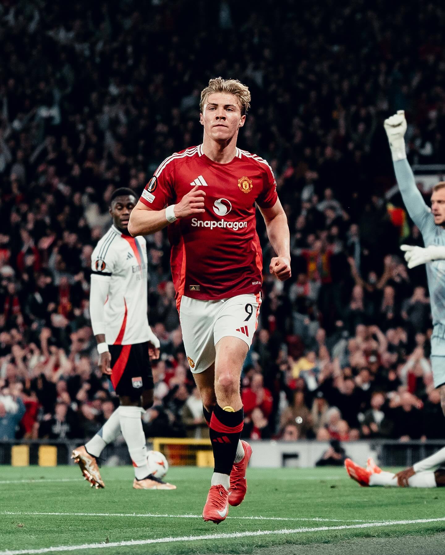 诺里奇客场逼平曼联,硬仗难分 诺里奇客场逼平曼联,硬仗难分