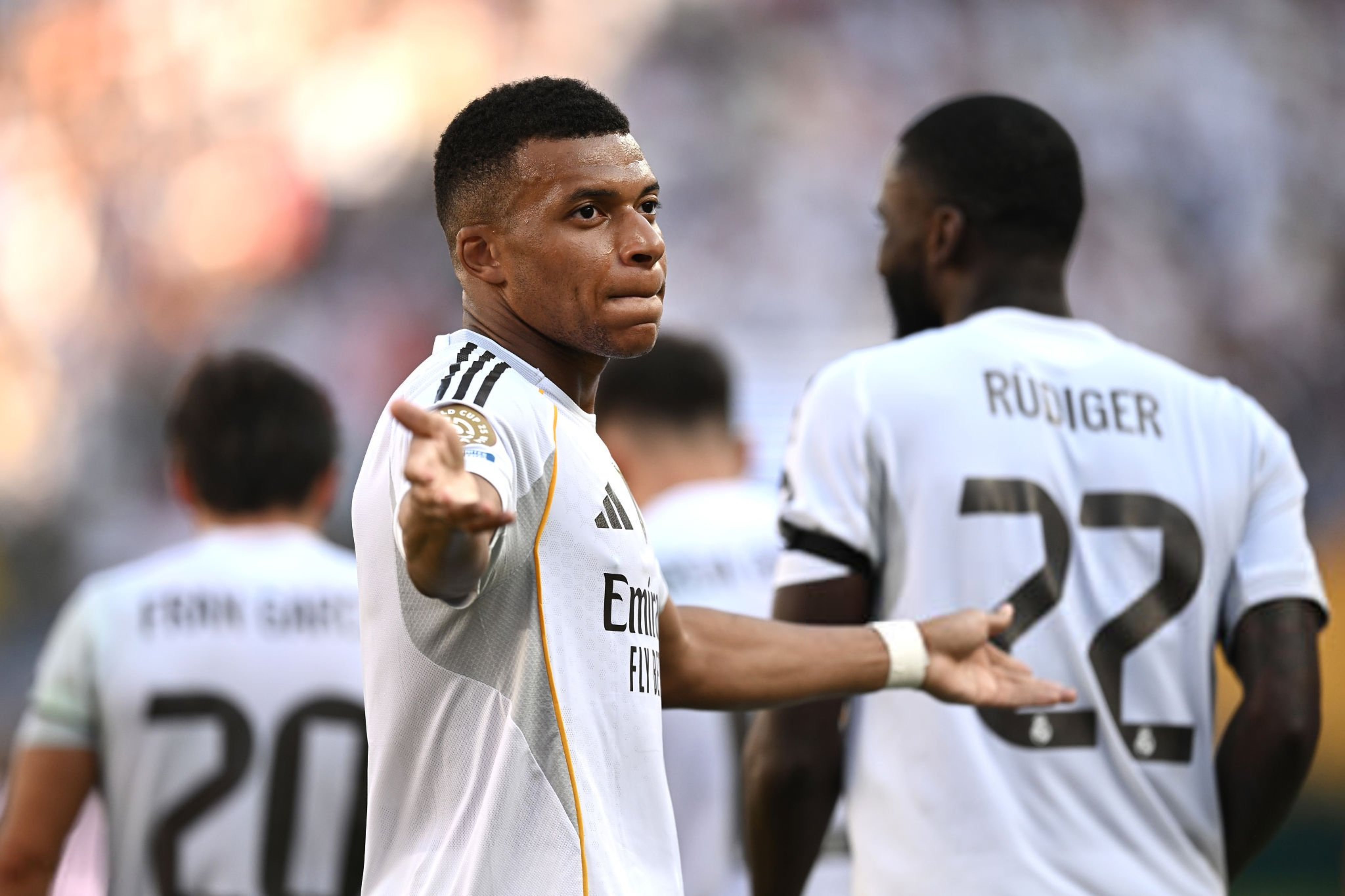 瑞典翻盘巴萨，姆巴佩惊艳四座