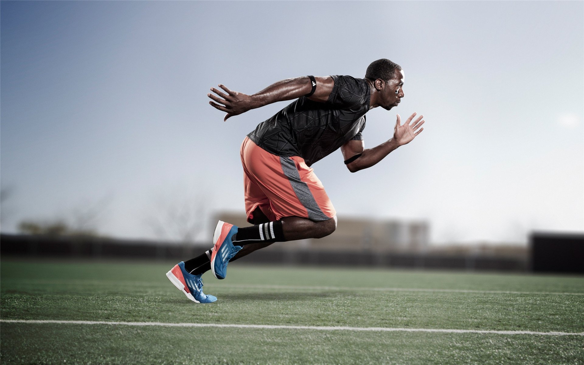 双重揭幕战，赛道风驰电掣，绿茵场掀起南美风暴