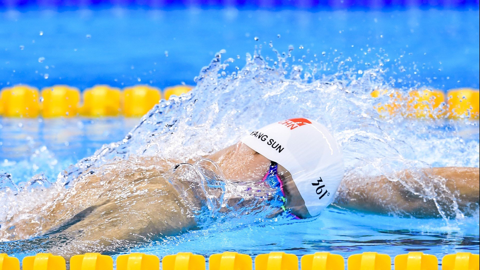 终弯逆袭，当拉什福德在F1街道赛之夜踩下红线转速